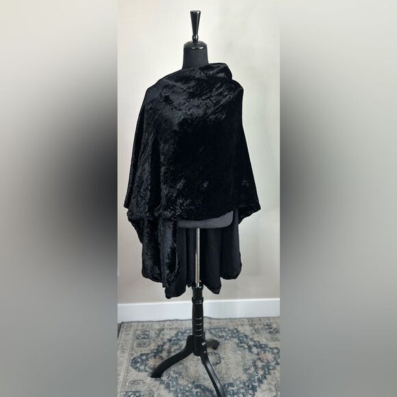 Saks Fifth Avenue Made in Italy Black Velvet with Wool Lining Wrap One Size - Picture 2 of 9